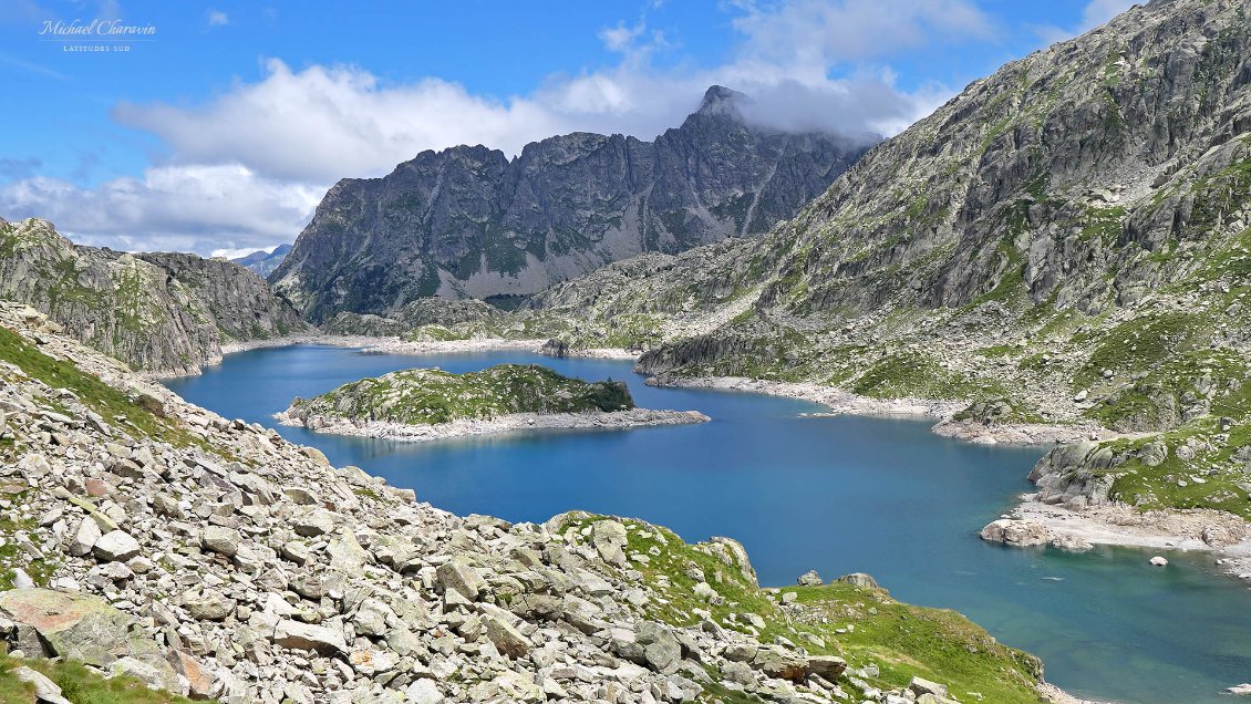 J23. Le soleil revient sur le massif alors que nous longeons le Lac de Mar situé en amont du Circ de la Restanca.