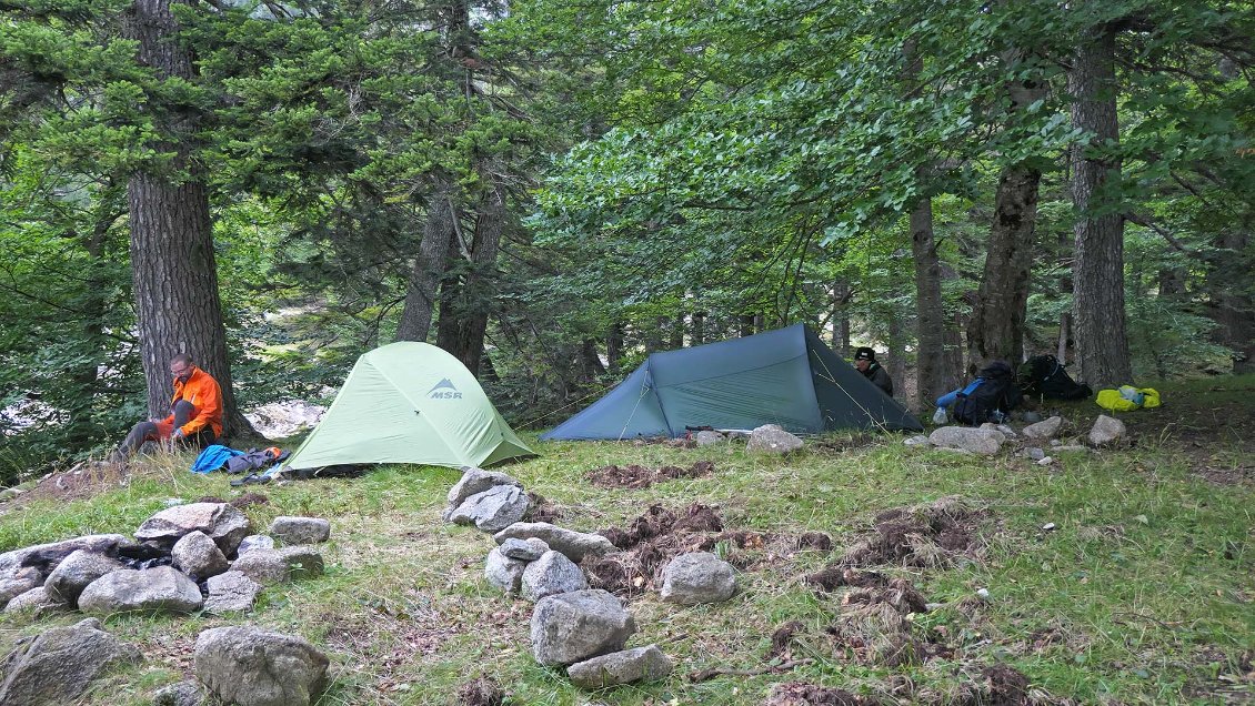 J23. Le ciel est couvert, les températures ont fraichi. On apprécie les bivouacs en forêt qui nous changent un peu des ambiances alpines.