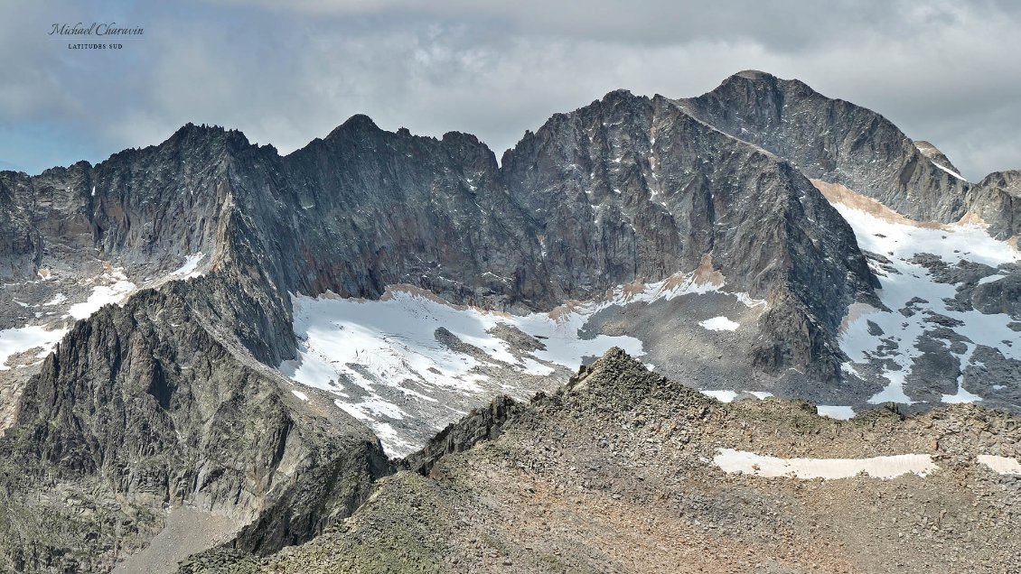 La crête entre le Pico des Tempestades et le Pico de Aneto (à droite)