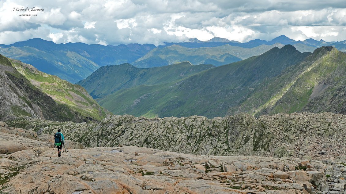 Au fond, la haute vallée de la Garonne dans le secteur de Viehla (Espagne)