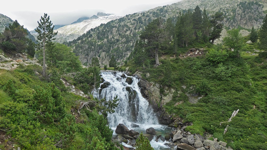 J25. Le réseau hydrographique de ce secteur est très étonnant : au lieu de s'écouler naturellement vers le Vall de Benasques en suivant le vallon, les eaux du torrent Esera qui dévalent le versant nord-est de la Maladeta s'infiltrent, disparaissent totalement et passent sous le chainon de montagne pour resurgir du côté du Val d'Aran, sur le bassin versant de la Garonne ! Si bien que ces eaux qui devraient en principe s'écouler vers le fleuve Ebre et la Méditerranée filent en réalité vers la Garonne et donc l'Atlantique...