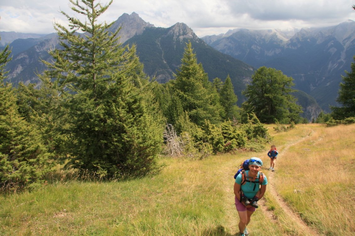 J5 : le sentier remonte la rive droite du Guil en direction du col Garnier