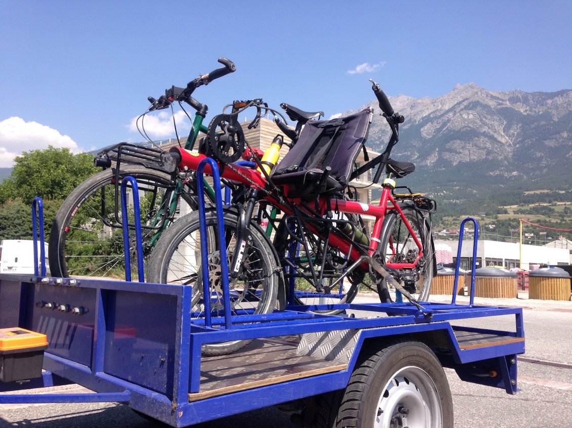 J17 : vélos chargés sur la remorque du mini-bus ZOU en direction de Vars-Les Claux