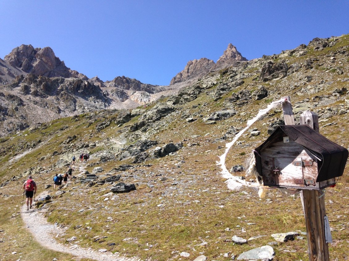 J19 : la boîte aux lettres de "Montagnes sans frontières", au col Mary