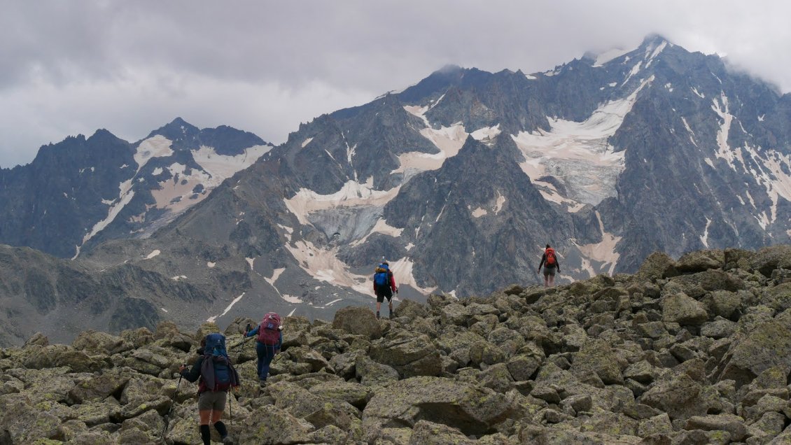 Face à la montagne des Agneaux et à ses glaciers