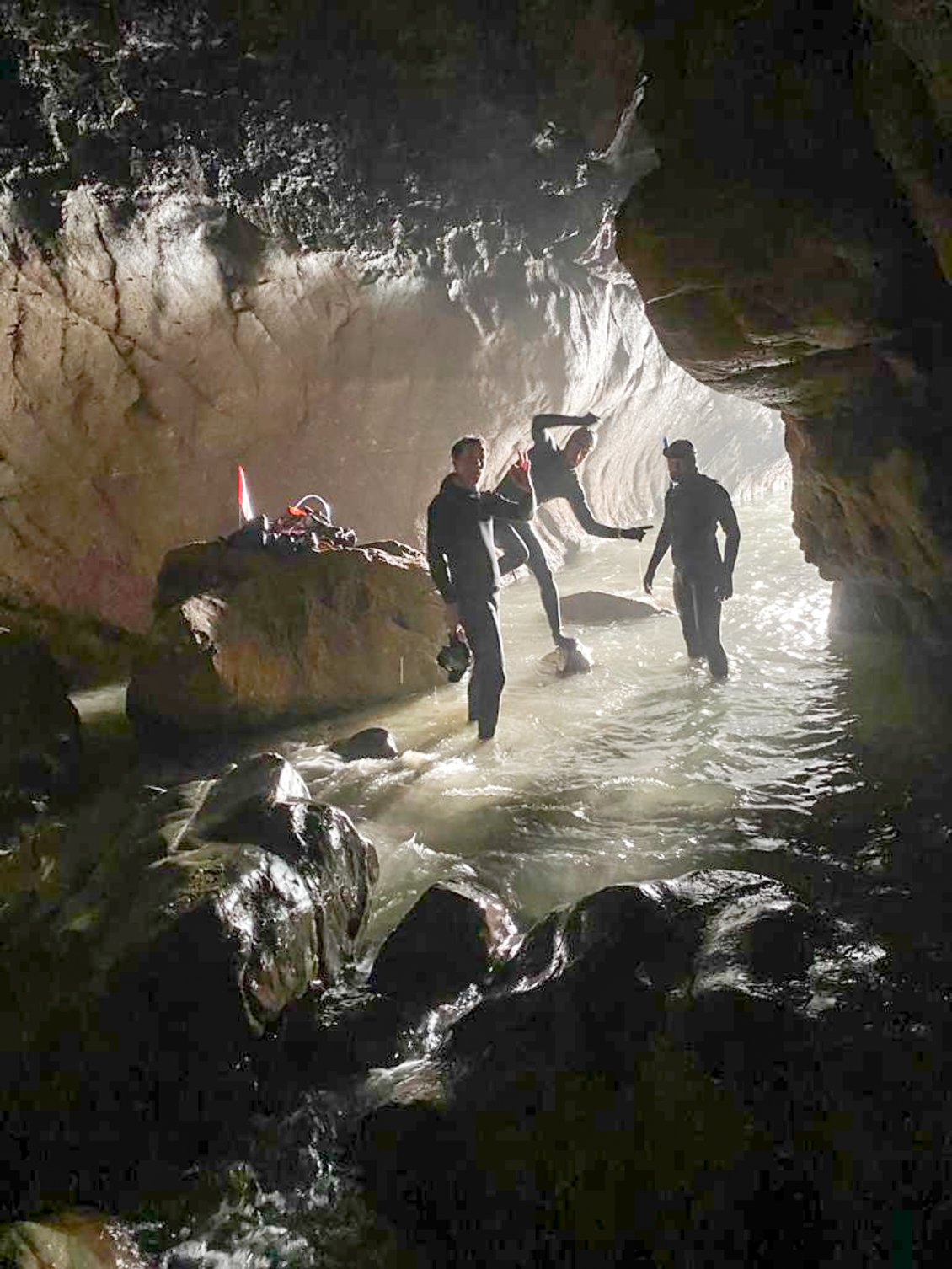 Petit moment de détente au fond d'une grotte.