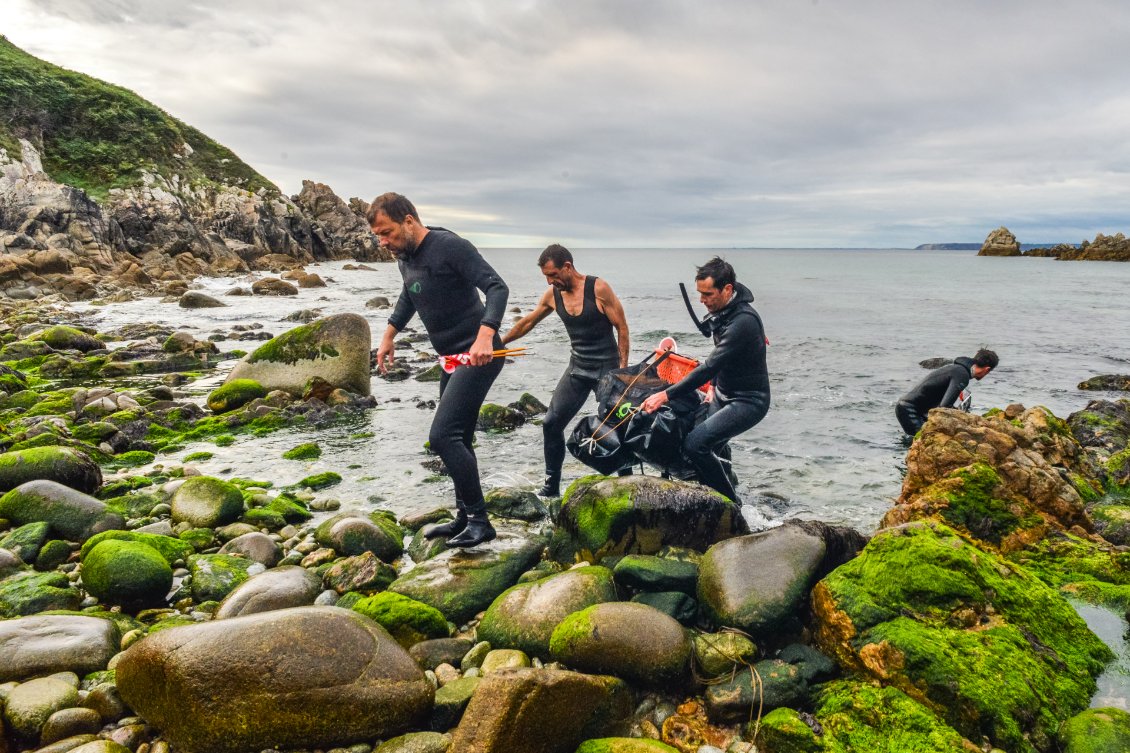 Les kilos de déchets amassés en mer et sur le haut des grèves rendent la sortie délicate.