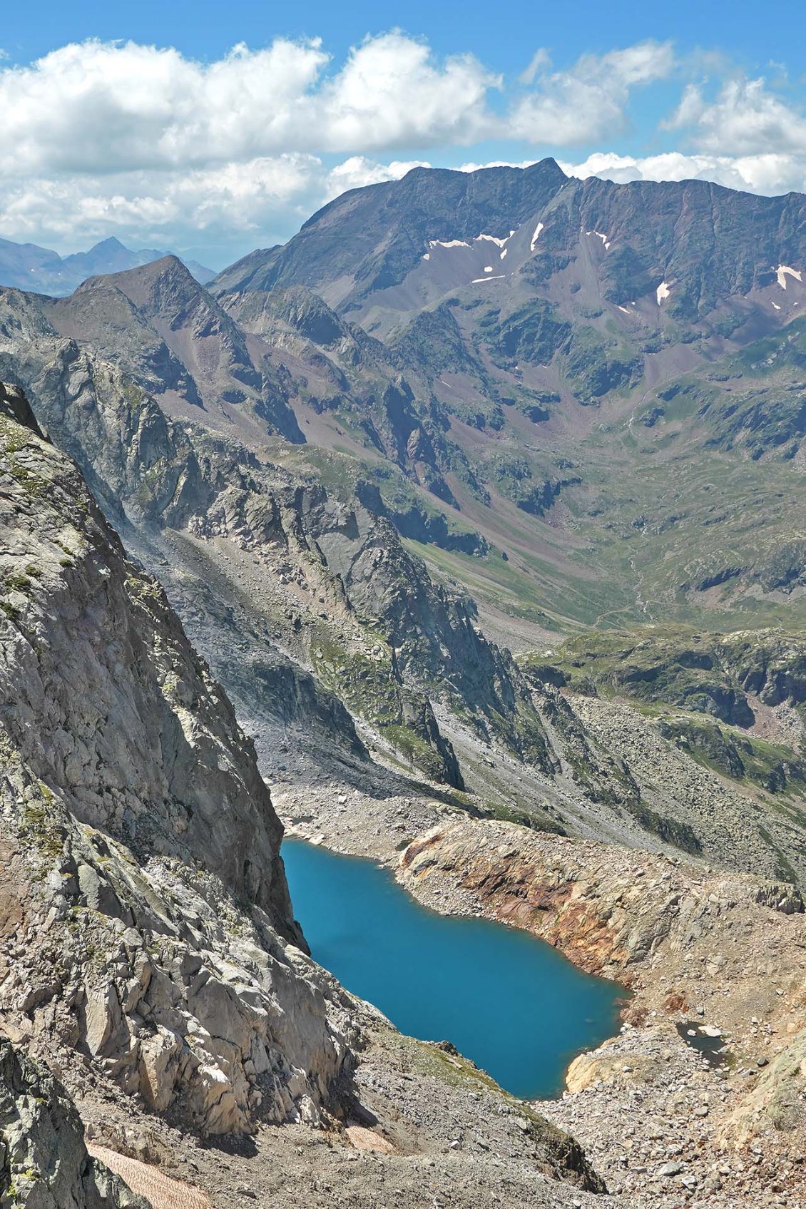 J28. Le lac de Clarabide et au fond le vallon d'Aigues Tortes au pied du Grand Batchimale (alias Pic Schrader, 3176 m) où nous allons camper ce soir.