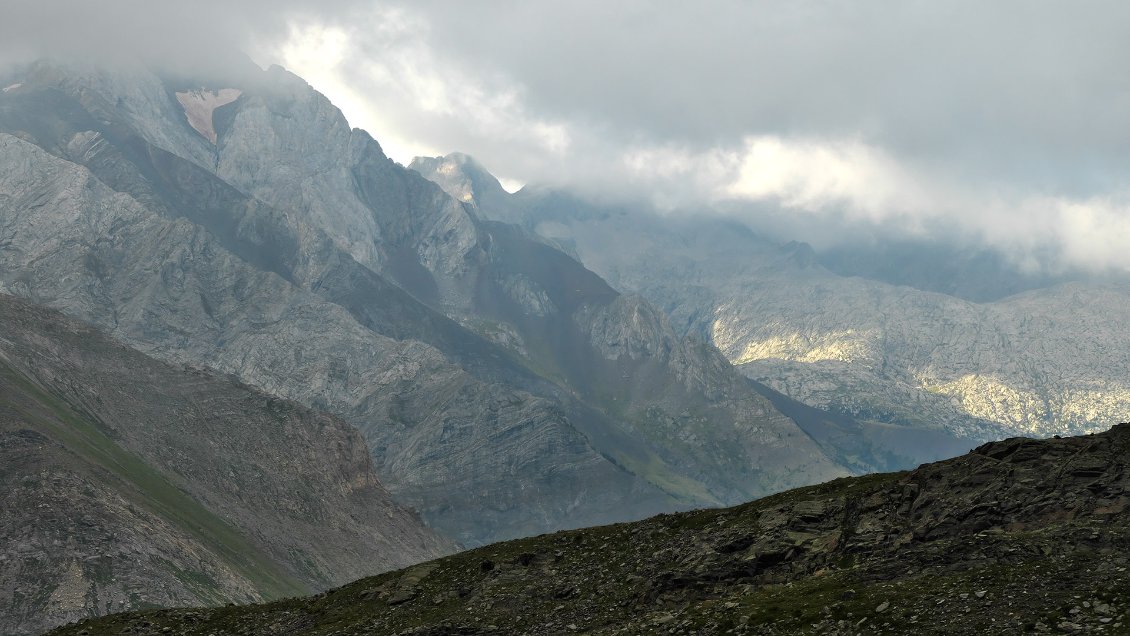 Le versant ouest de la chaîne des Posets depuis le vallon d'Anes Cruces, Espagne.