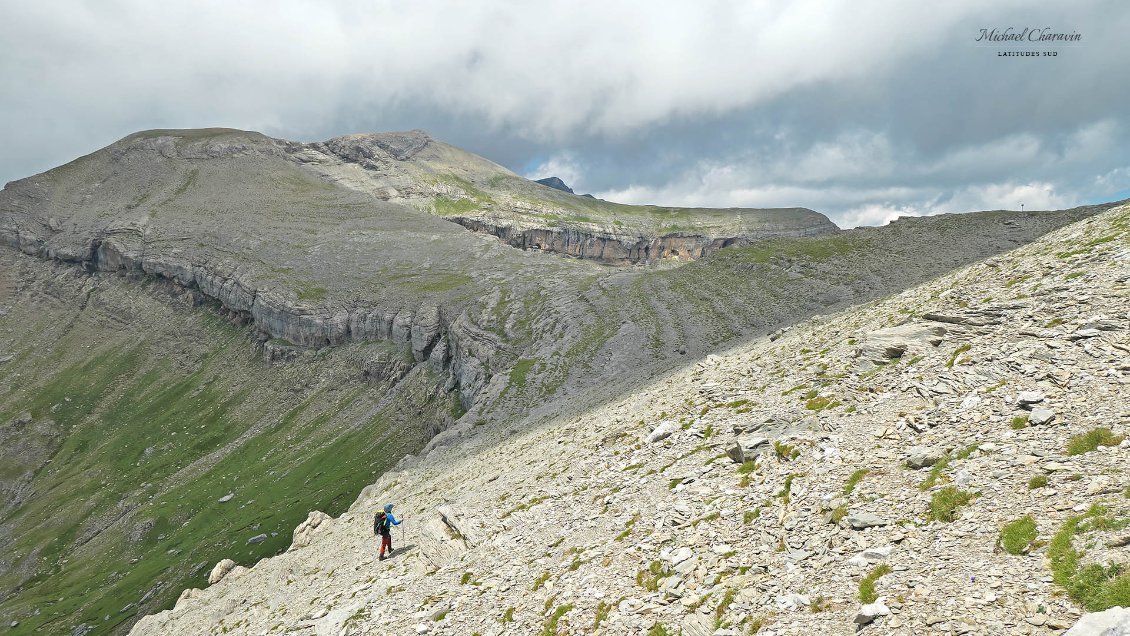 J31. On rejoint les crêtes Montinier - Las Zucas sous la Tozal la Güega.