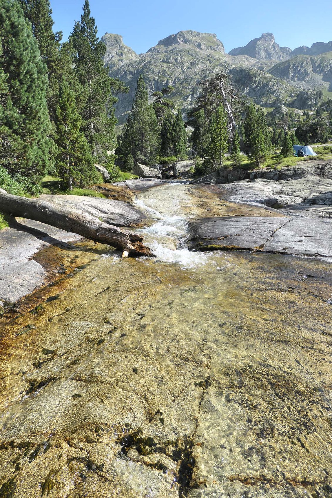 On installe le bivouac tôt pour profiter de ces lieux paradisiaques