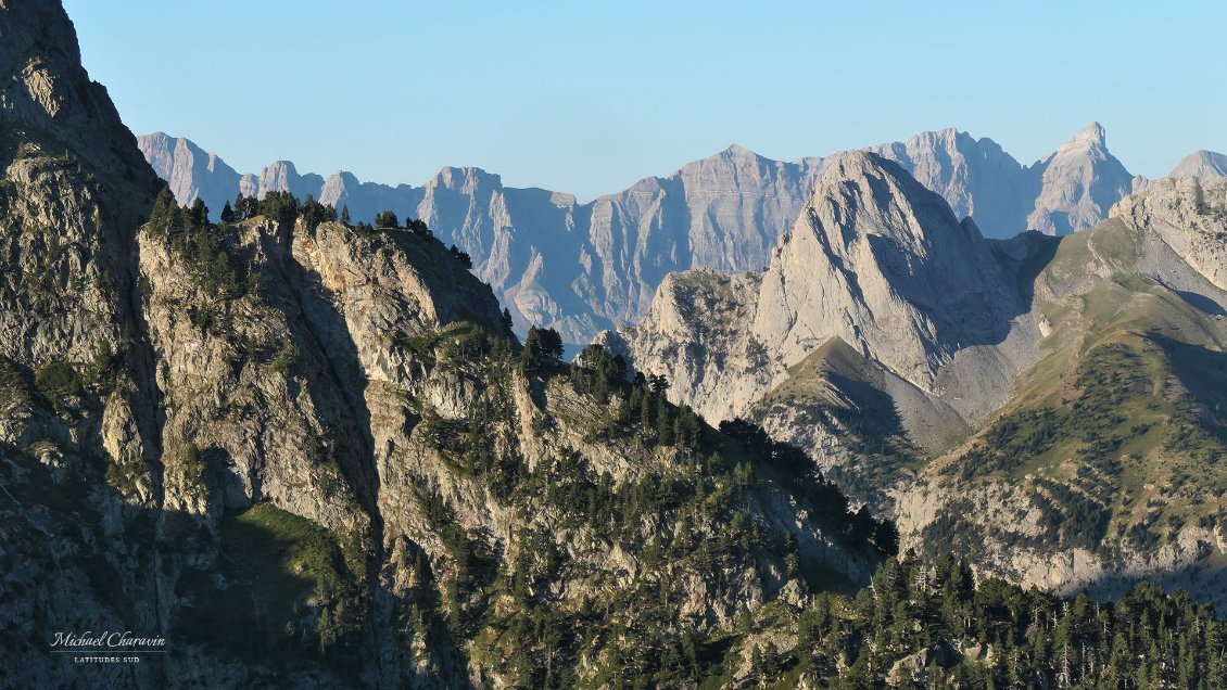 Vue vers la Pena Foratata et la Sierra de Teiera au sud.