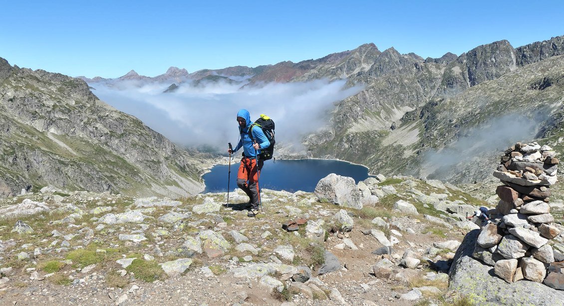 La mer de nuage qui recouvre les vallées d'Ossau remonte jusqu'en bordure du lac d'Artouste