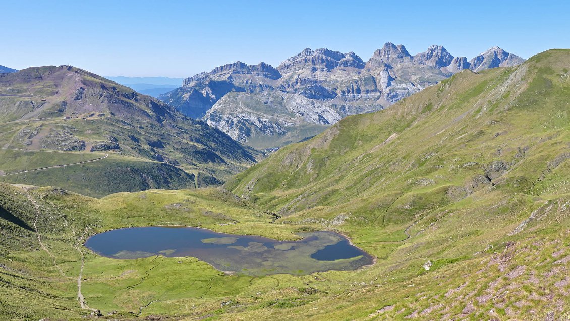 Versant espagnol, l'Ibon de Escalar au premier plan et la Sierra de Aisa au second plan.