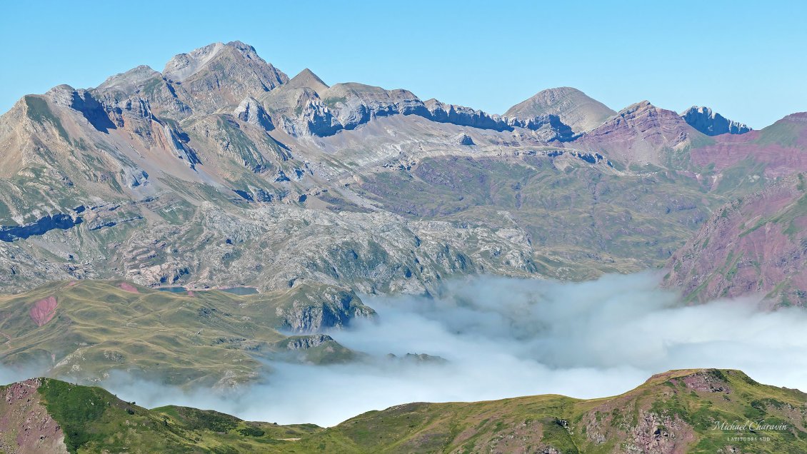 Haute vallée d'Aspe et derrière, la sierra espagnole de Secus.