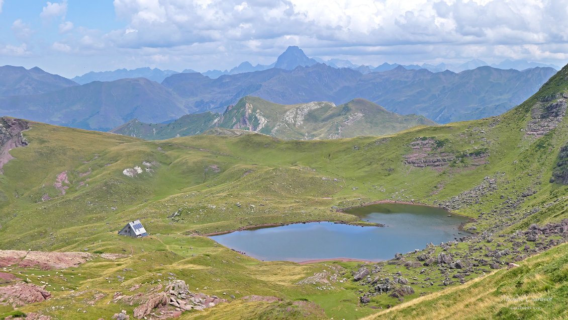 Refuge et lac d'Arlet depuis le col éponyme, haute vallée d'Aspe.