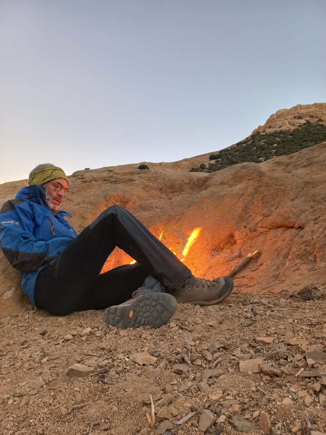 détente autour du feu le soir au bivouac