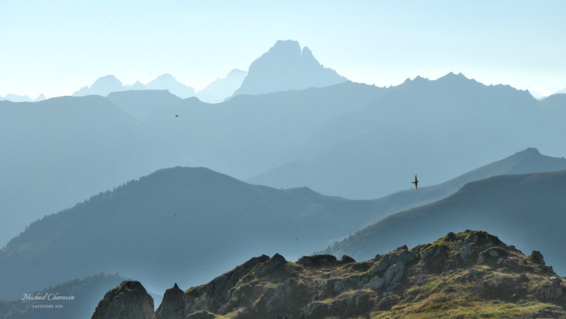 En arrivant au col de Saoubathou. Quelque soit notre position géographique au sein du Haut Béarn, le regard est irrémédiablement attiré par la silhouette emblématique de l'Ossau.