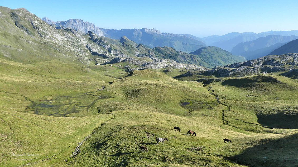 Le paisible cirque de la Cuarde entre les vallée d'Aspe et de Lescun.