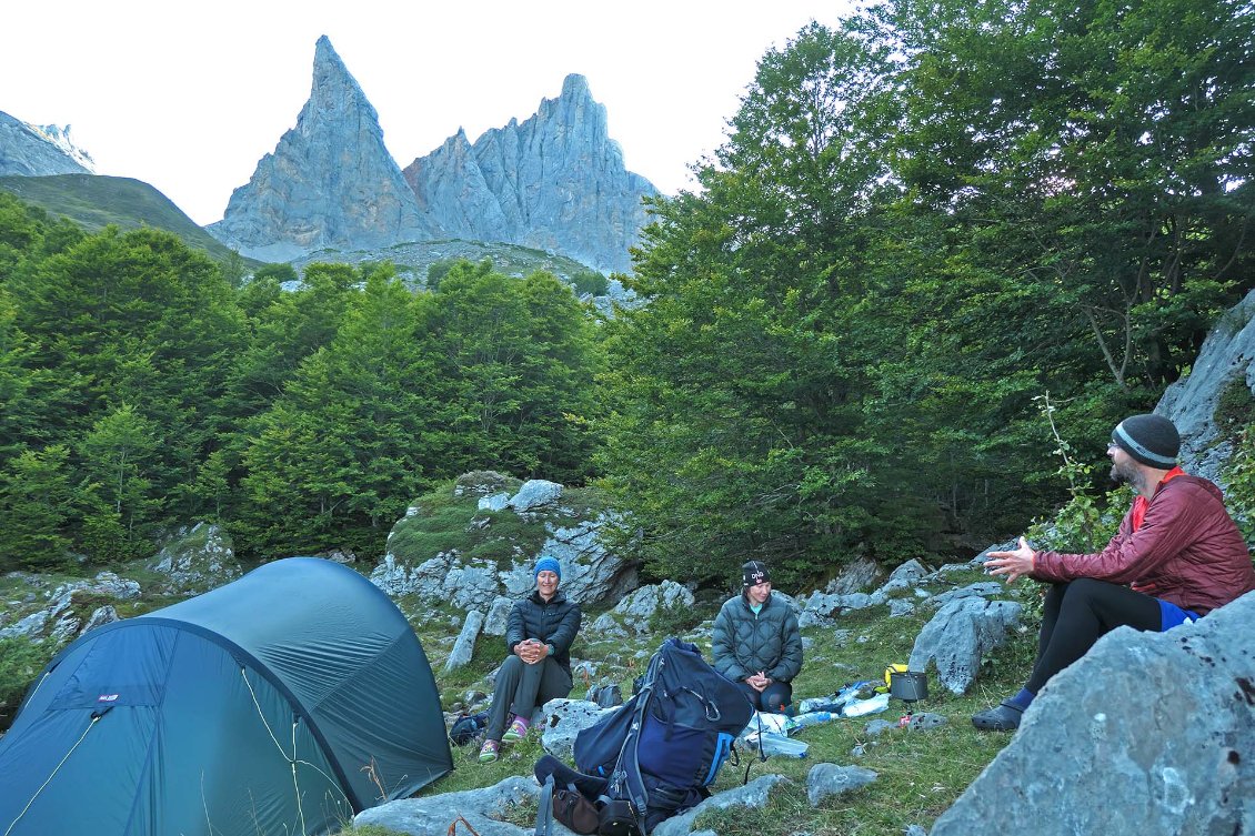 J42. Bivouac au pied des Aiguilles.