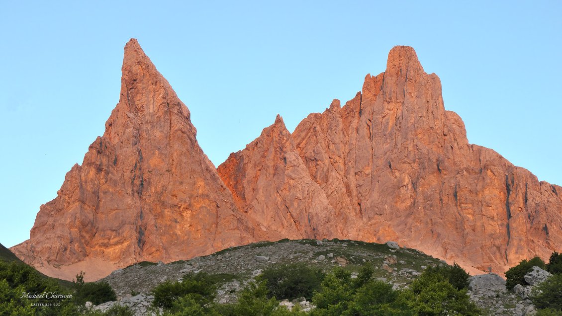 J43. Lever de soleil sur les Petite et Grande Aiguilles d'Ansabère