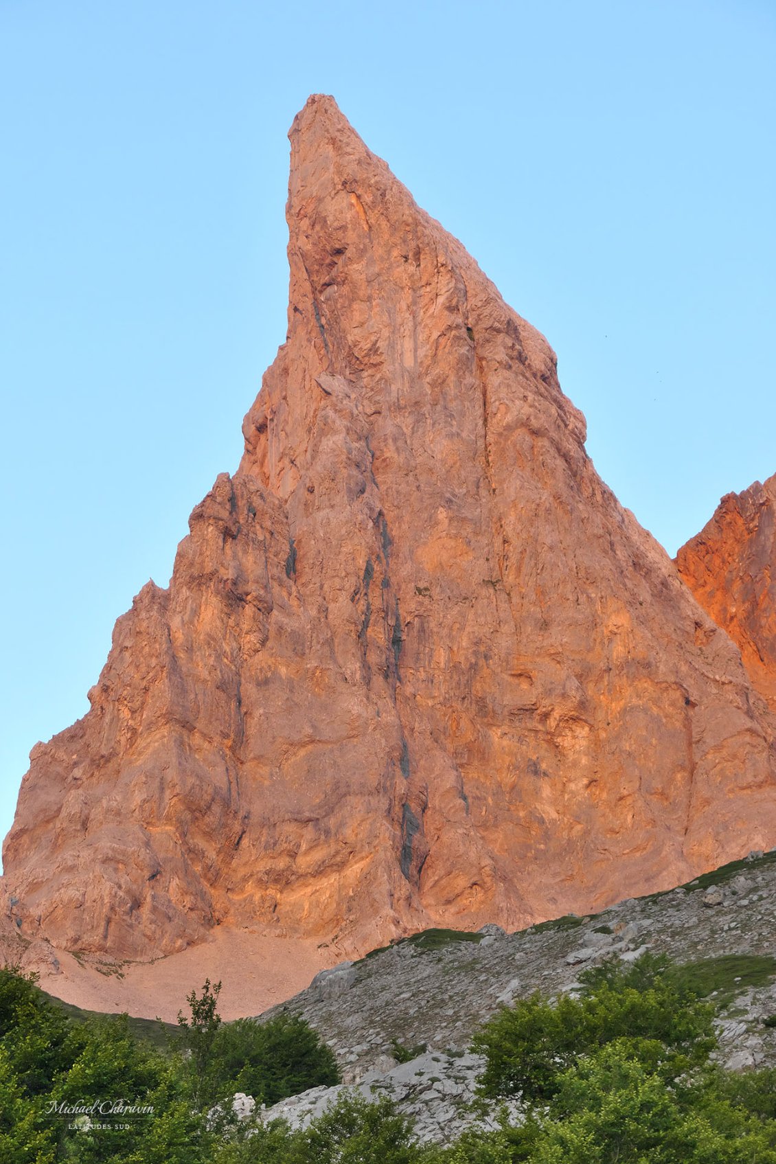 Elancement vertical de la Petite Aiguille d'Ansabère.