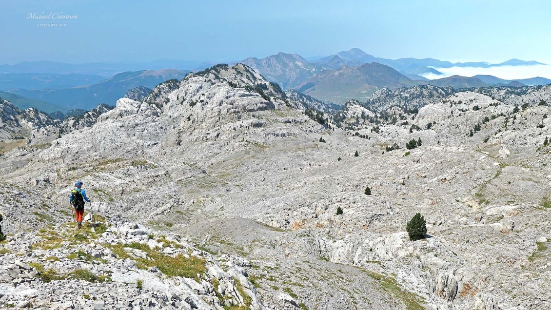 Sierra de Anelara / Ukerdi, versant espagnol du col de l'Insole. Au fond, les montagnes du Pays basque, dont le Pic d'Orhy.