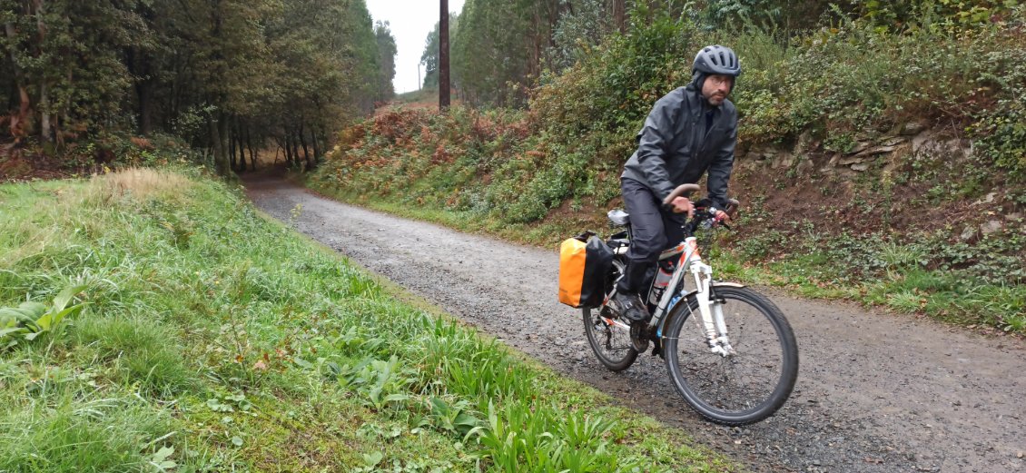 J16. J'ai enfilé mes vêtements imperméables, car entre-temps la pluie s'est invitée sur le parcours.