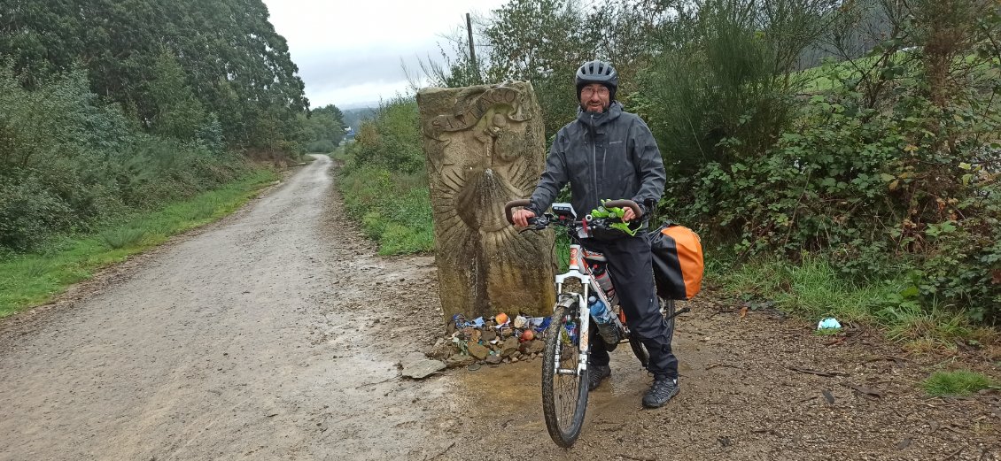 J16. Cette borne marque l'entrée dans l'agglomération de Santiago de Compostela. Dans cette zone je dépasse des petits groupes de 2-3 marcheurs - pèlerins doublés le matin même, sachant que je n'ai pas fait de pause le midi pour éviter de me refroidir avec la pluie ...