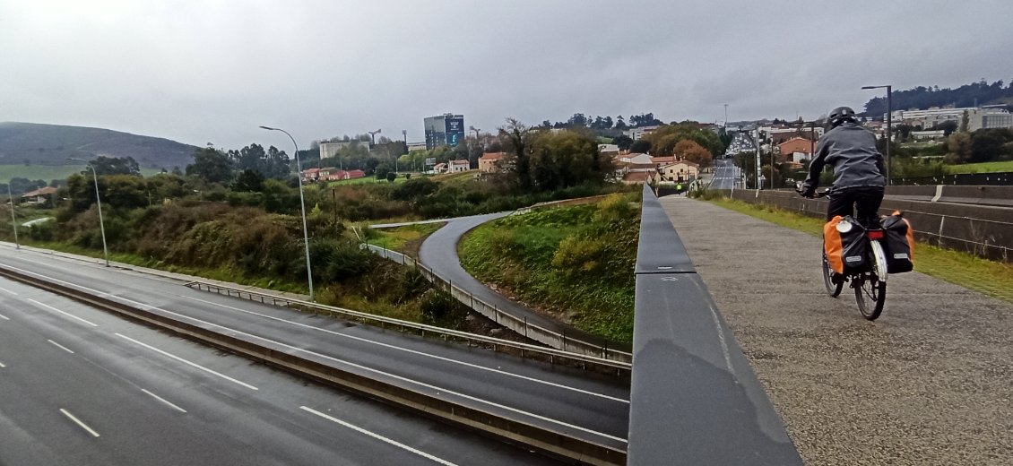 J16. Saint-Jacques de Compostelle est une grande ville avec des artères routières importantes.