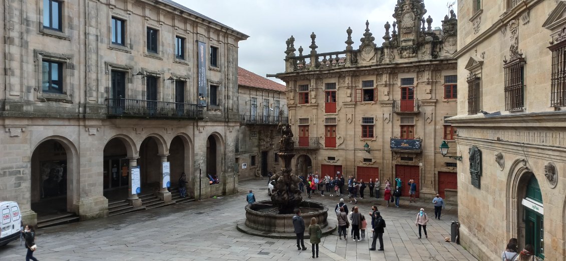 J17. La vieille ville avec ses places et rues étroites est une merveille architecturale.