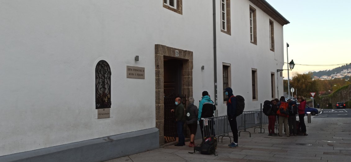 J18. Le bureau des pèlerins dans une rue non loin de la cathédrale. C'est ici que la veille j'ai obtenu ma "Compostella" (sorte de certificat du chemin de Saint-Jacques).