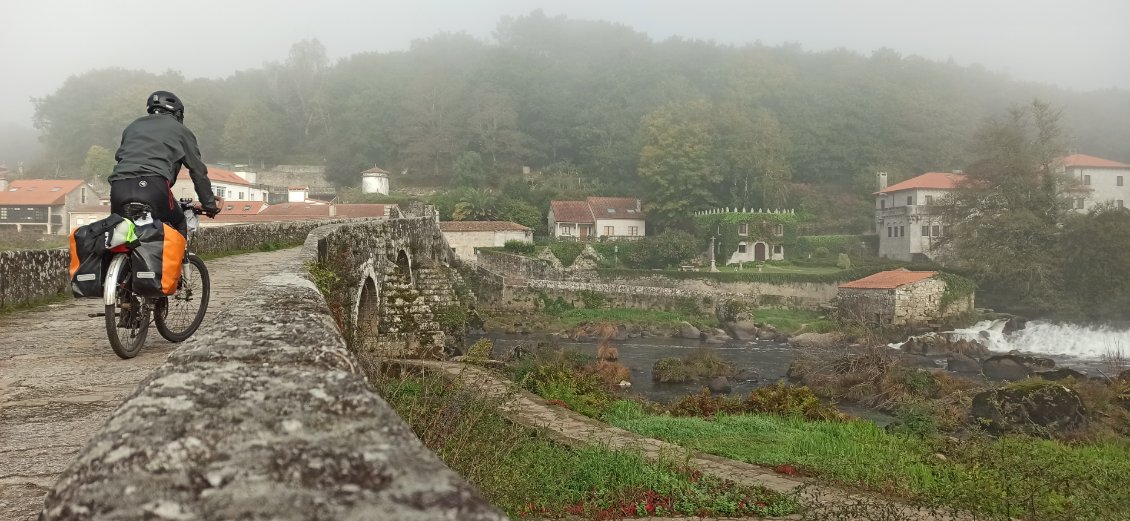 J18. Pont Maceira dans le brouillard.