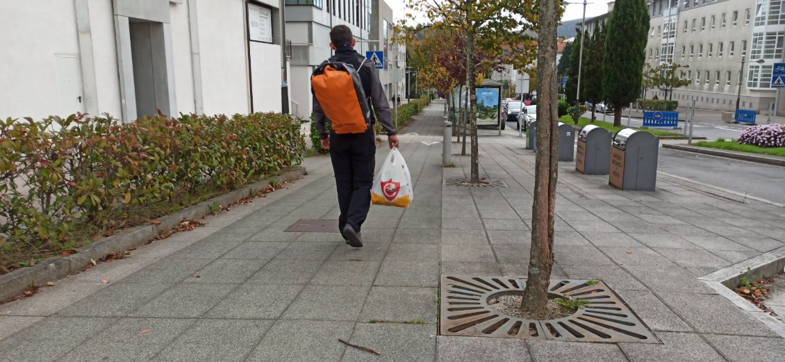 J20. Mon nouveau sac à dos s'avère fort pratique pour parcourir avec aisance les 5 kilomètres à pied qui me séparent de l'auberge. Le lendemain je prendrai avion et train pour rentrer chez moi, à Dijon. FIN