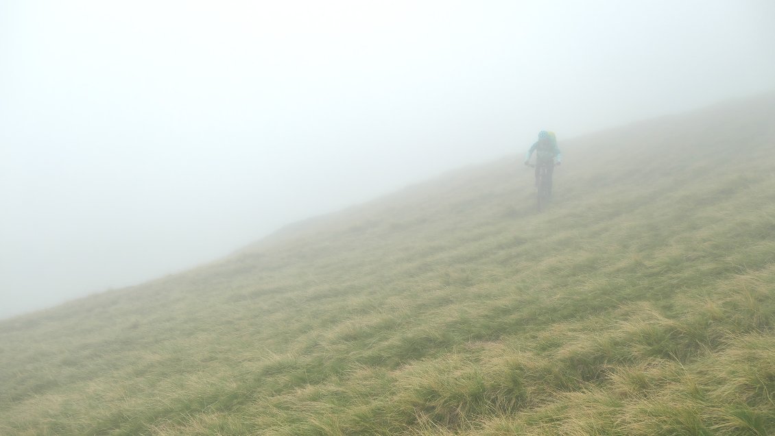 On cherche un peu notre chemin pour rejoindre une piste pastorale en aval.