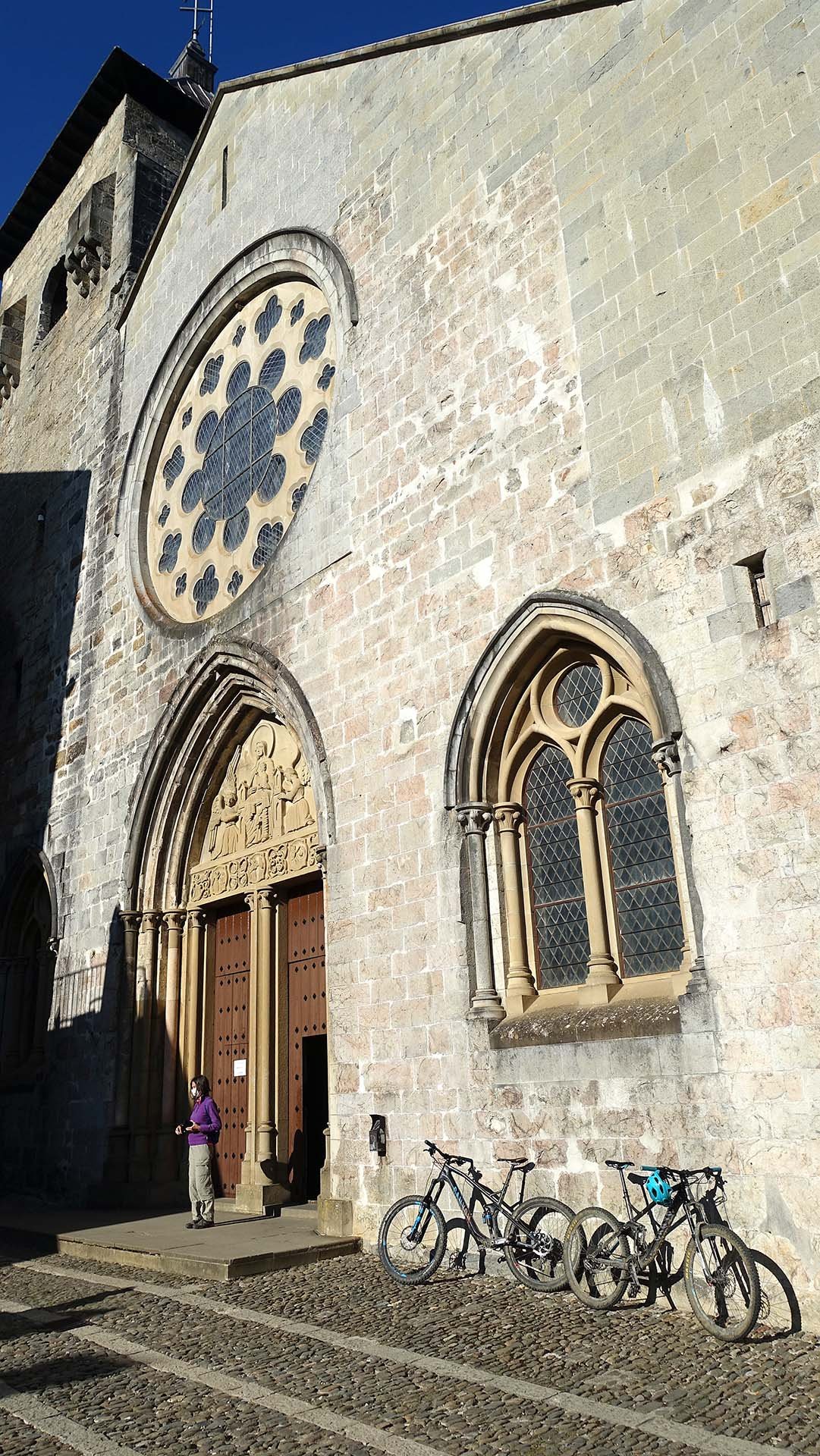 Dans l'enceinte de l'Abbaye de Roncevaux.