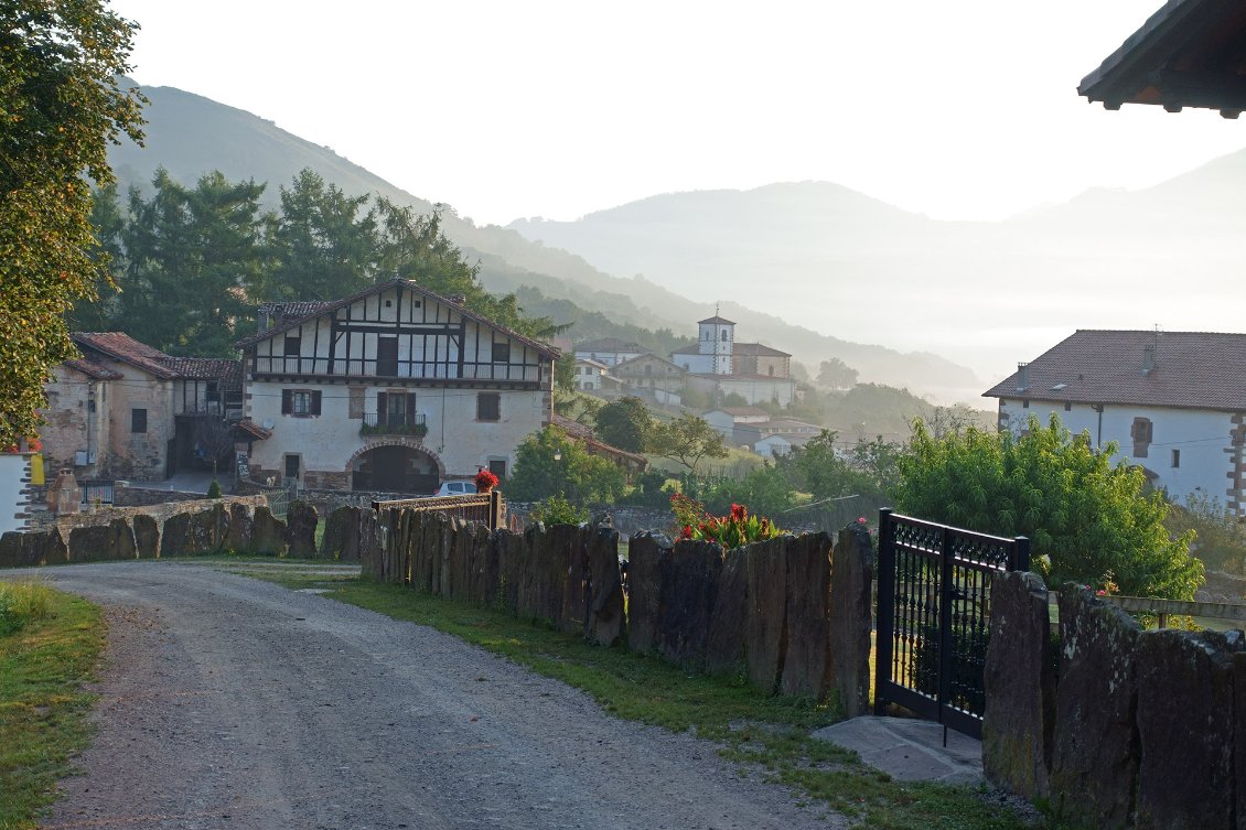 J48. Les bâtisses traditionnelles de la vallée du Baztan (pays basque espagnol) sont assez remarquables (ici les hameaux d'Apalao et Azpilkueta).