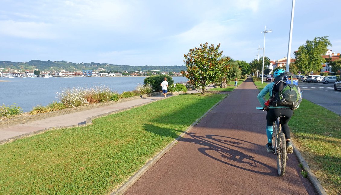 Une bonne heure après avoir quitté le bivouac, nous longeons la baie de Chigoundy à Hendaye.