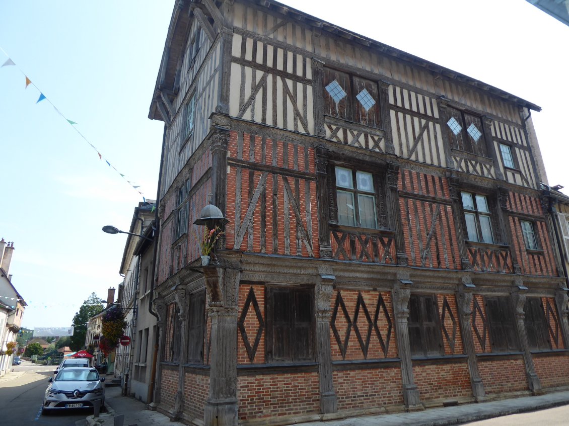 Belle maison à pans de bois, typiques par ici