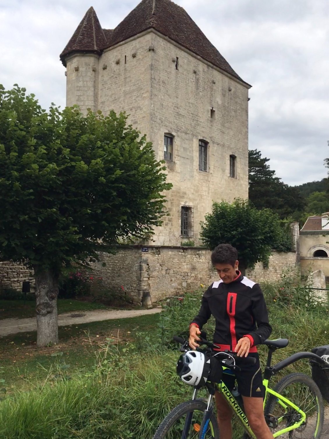 Cravant et son donjon (à vendre!!!)