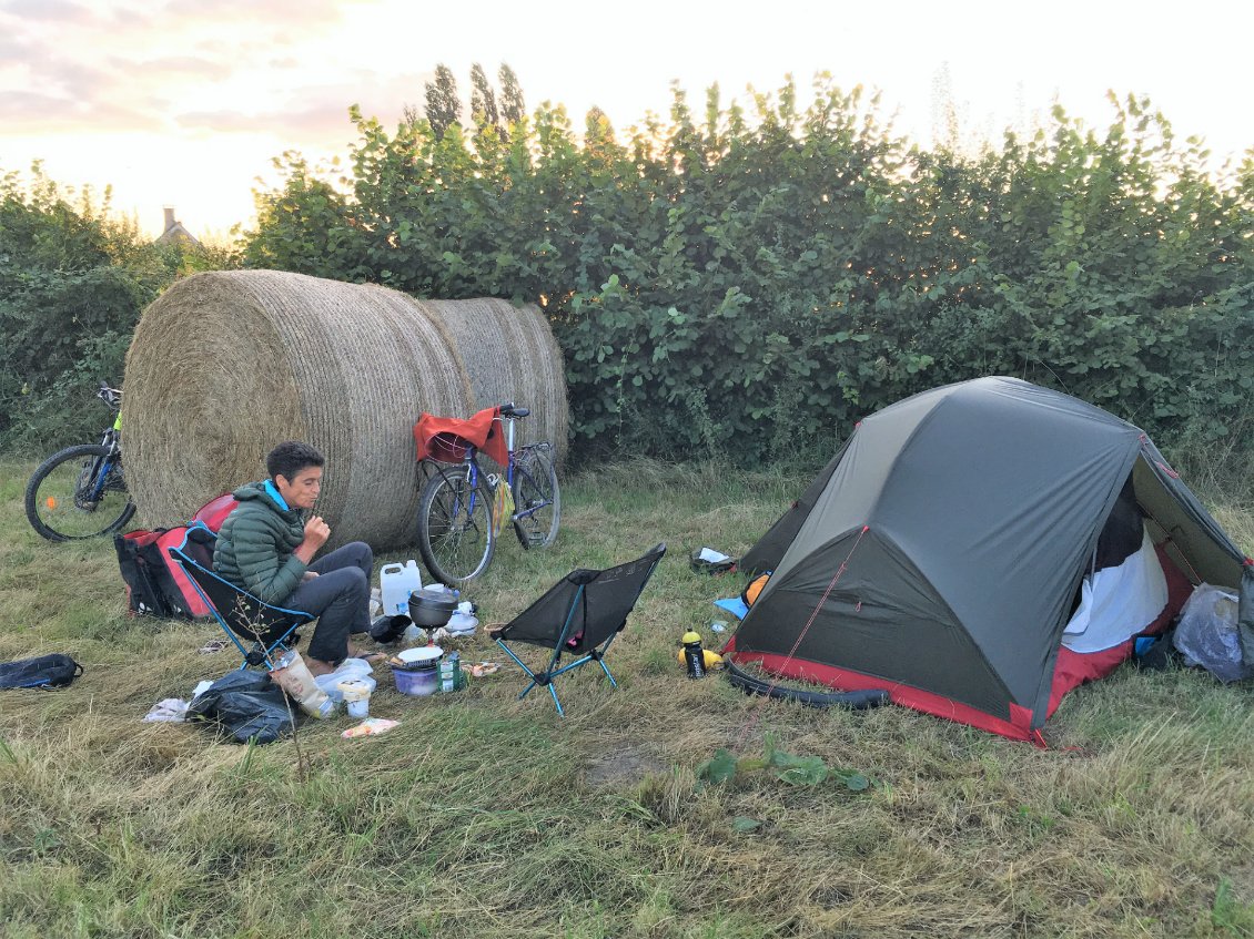 Bivouac sympa à Villiers Nonains, bien protégé à l'abri du vent!