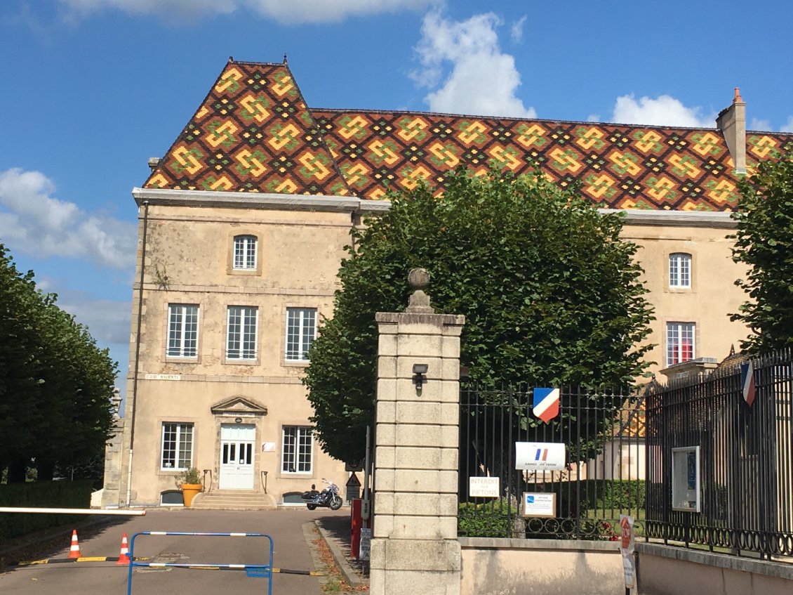 Le Lycée militaire d'Autun et son toit magnifique aux tuiles émaillées