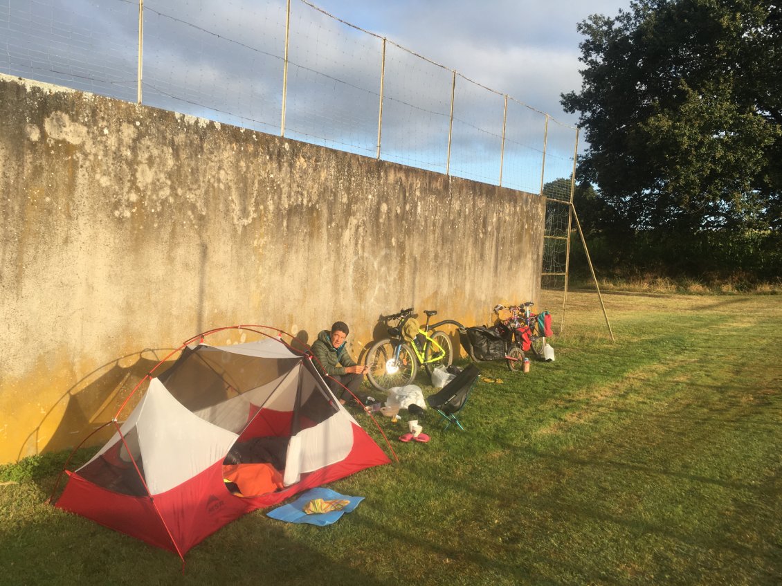 Bivouac sur le terrain de sport, à l'abri du vent