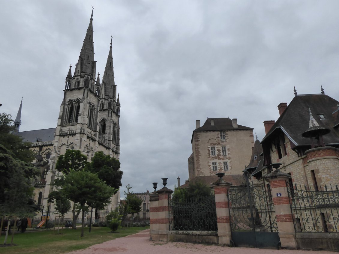 Moulins - La Cathédrâle , la prison, et à droite, le Palais des Ducs de Bourbon. Construit au XIe siècle, le château a été rebâti et amélioré par Louis II de Bourbon, au XIVe siècle. La tour maîtresse aurait été, dit-on, surnommée "la Mal coiffée" par Louis XIV, en référence à sa couverture plate dont les proportions s'accordent mal avec celles de la tour.