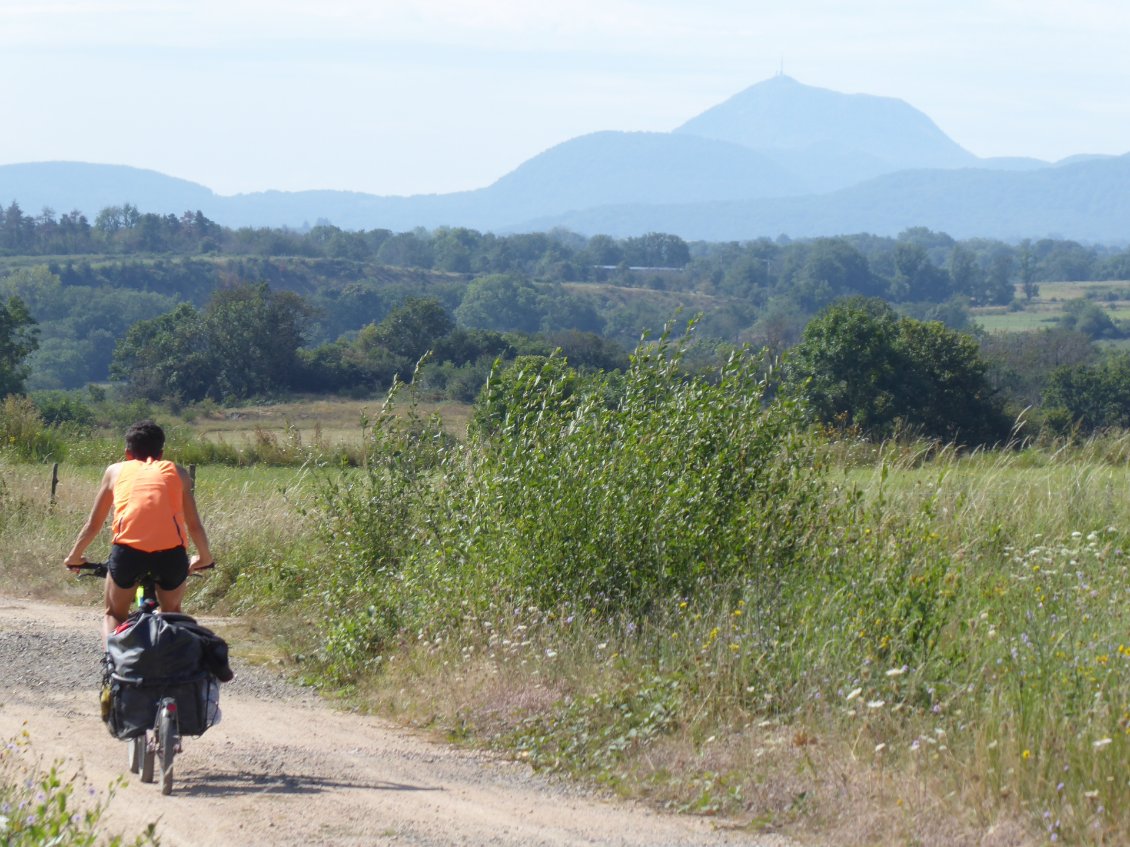 Au fond, le Puy de Dôme