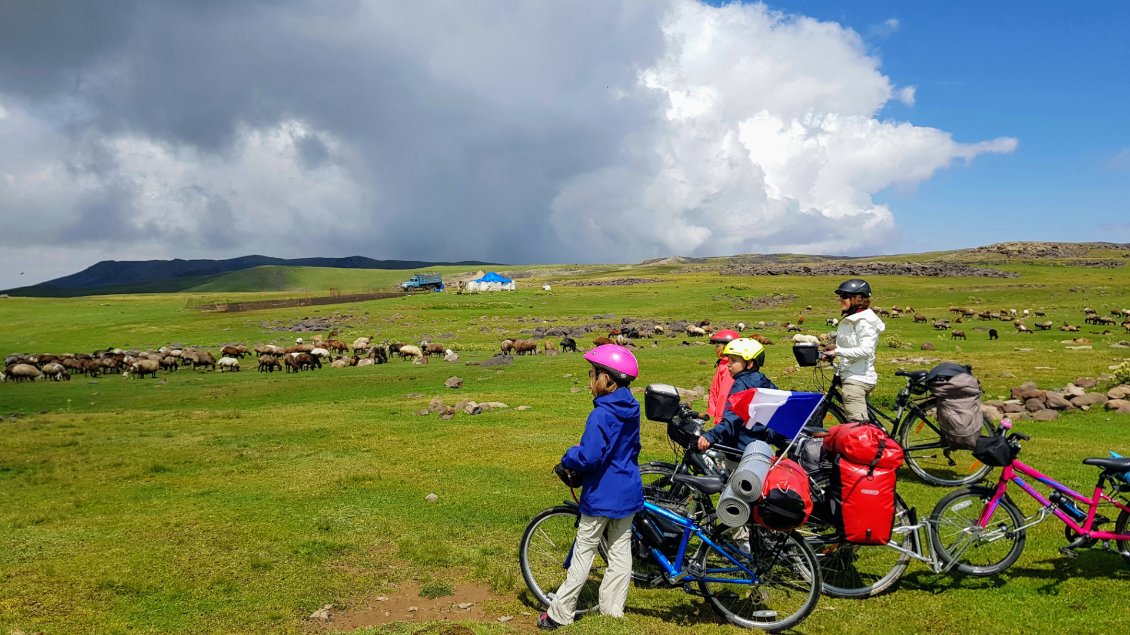 Campements Yezedis en vue sur les flancs des Geghamas