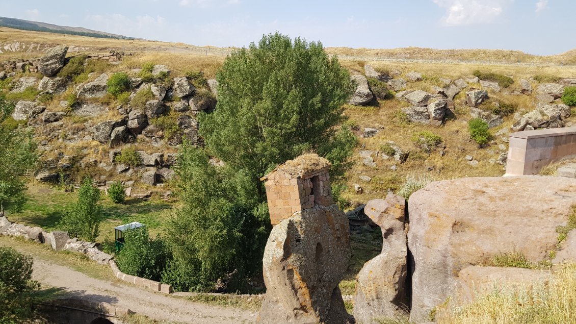 Une petite chapelle s'est décrochée de la falaise suite au tremblement de terre de Gyimri en 1988. Son maintien en équilibre tient du miracle !