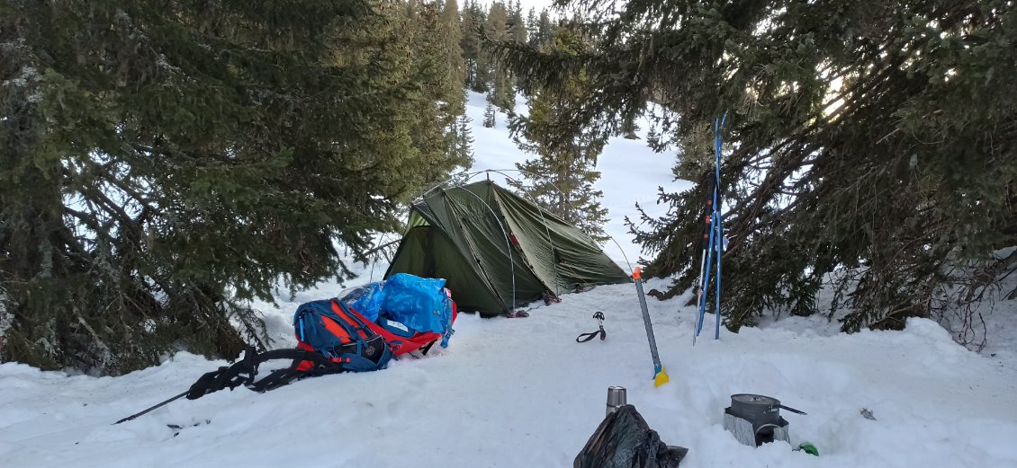 J3. Comme il me faut produire 3-4 litres d'eau bouillante en faisant fondre la neige, j'ai crée un espace cuisine pour que le réchaud puisse tourner pendant que j'installe le bivouac (la production d'eau a partir de neige est très longue).