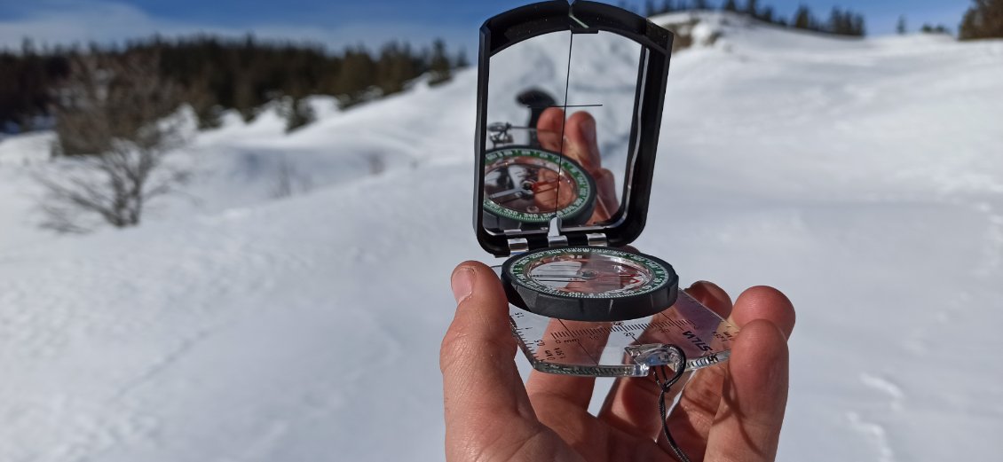 J4. Je suis sorti de la trace pour m'amuser dans la poudreuse qui, au passage, assure une bien meilleure stabilité de la pulka que la neige tassée par les randonneurs. Je ne veux pas m’égarer comme hier, je fais donc régulièrement des points cartographiques. Ici une visée à la boussole.