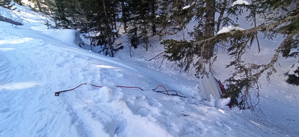 J4. Nième sortie de route, il va falloir appeler la dépanneuse pour la sortir de là. Il est 13h et j'ai parcouru seulement 2 km. L'endroit choisi pour tester ma corde n'est pas judicieux : pente raide en fond de combe encaissé dénommé le canyon des Erges (impossible de faire des virages).